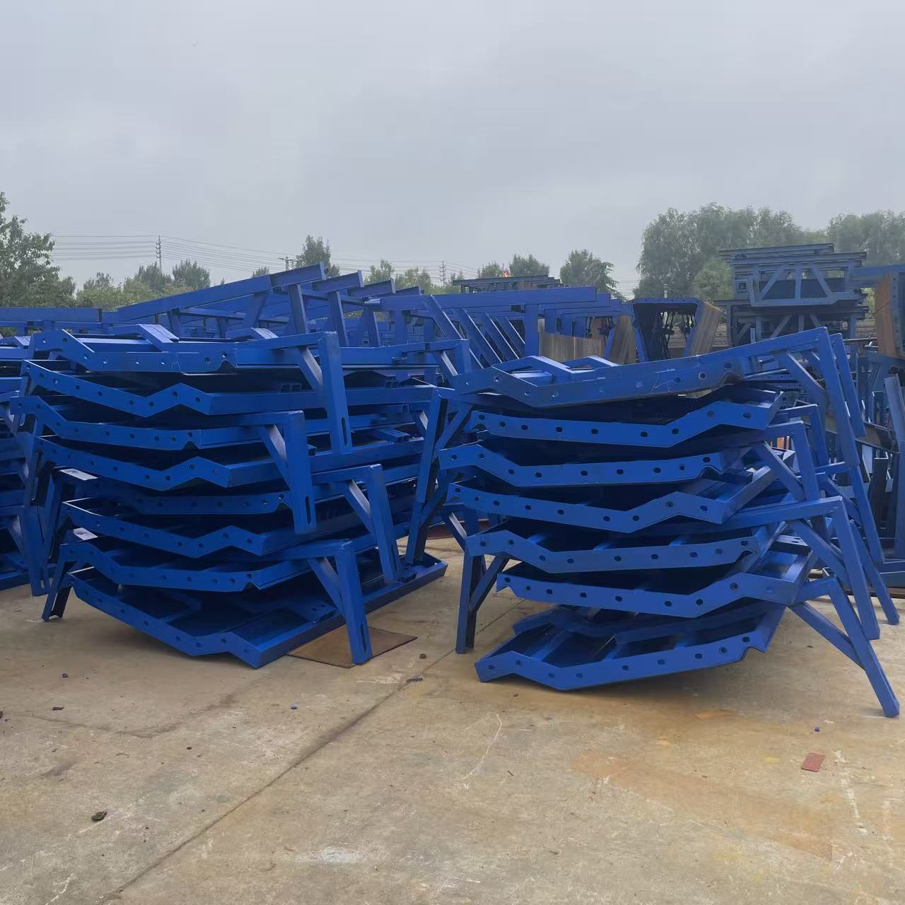 伟志护栏钢模板：为每一条平安大道筑就坚实根基